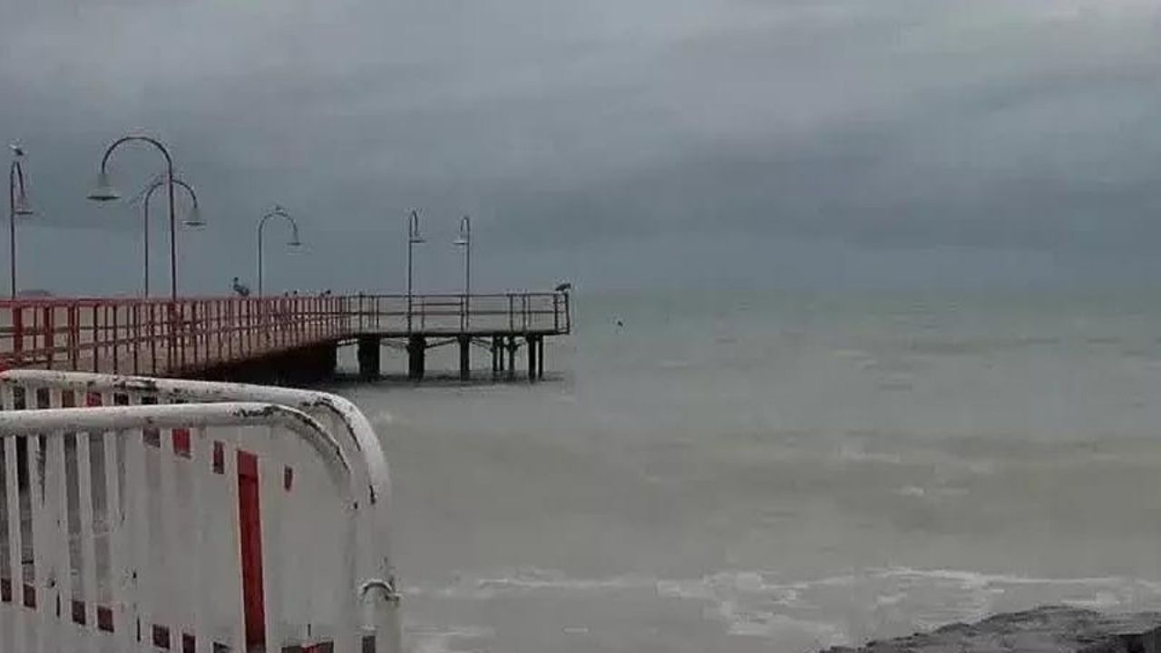 Mantienen vigilancia ante lluvias en Bahía de Kino; cierran el puerto y habilitan albergues