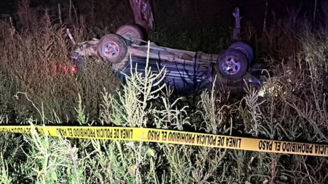 Camioneta se vuelca y conductor pierde la vida tras salir proyectado en Choix, Sinaloa