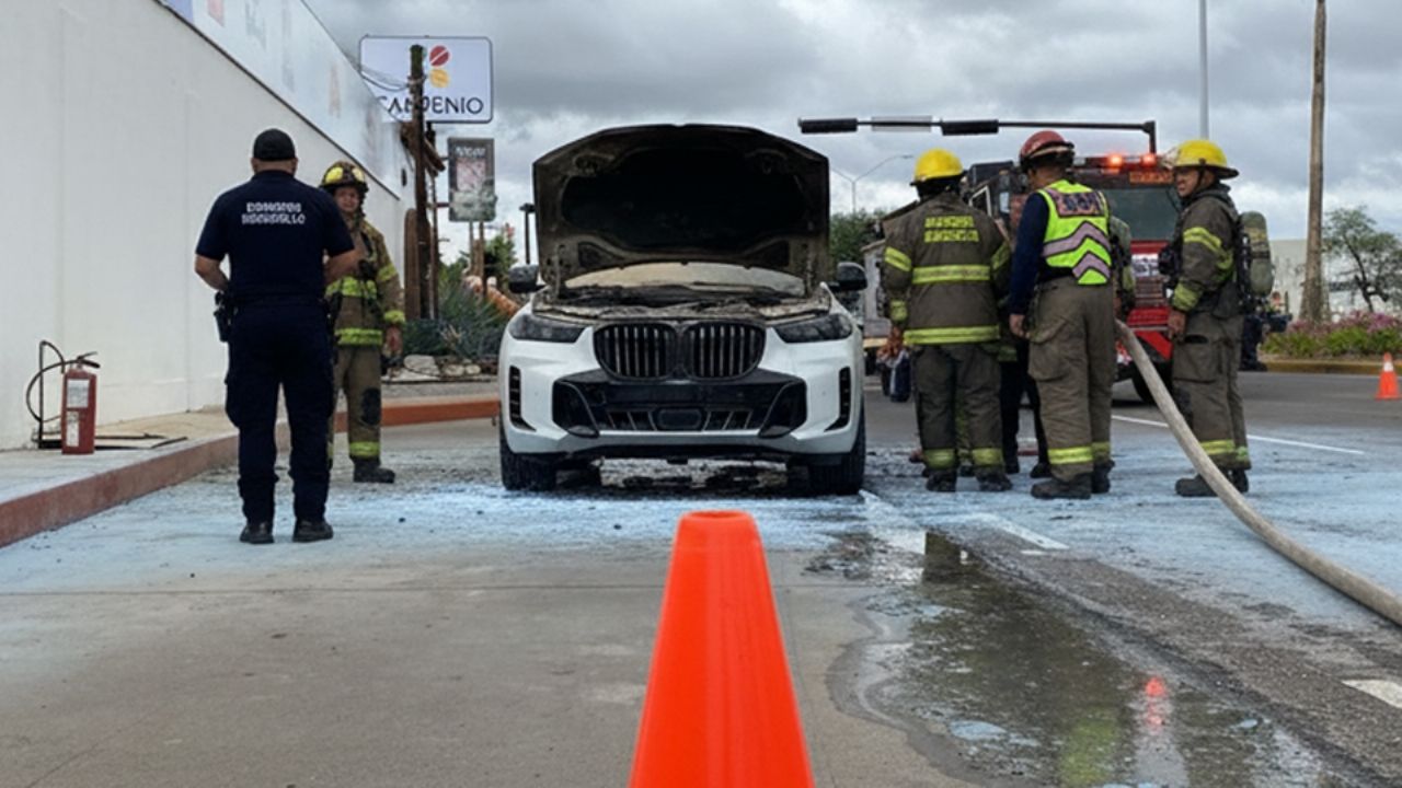 Se incendia vehículo al oriente de Hermosillo; los ocupantes lograron bajar a tiempo