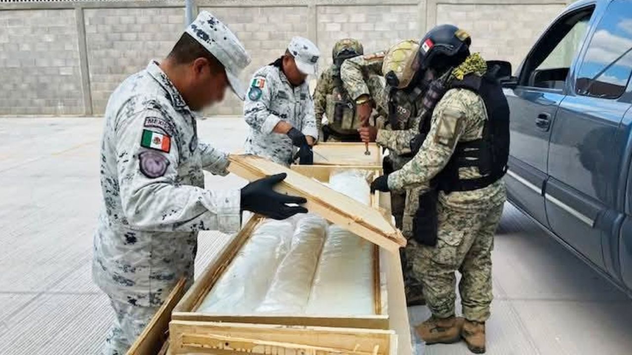 Descubren 80 kilos de crystal ocultos en muebles de madera en Sonora; hay un detenido