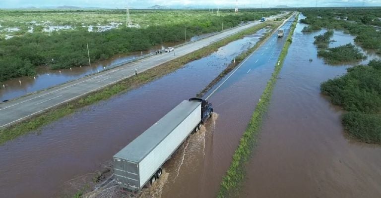 Las lluvias dejaron inundaciones en la carretera