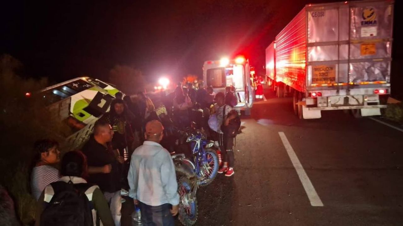 Se reportan víctimas: Autobús que se dirigía a Hermosillo cae en bache y sufre volcadura