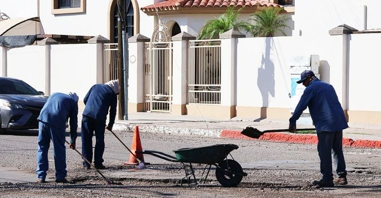 Ciudad Obregón pone en marcha operativo urgente para reparar baches tras las fuertes lluvias