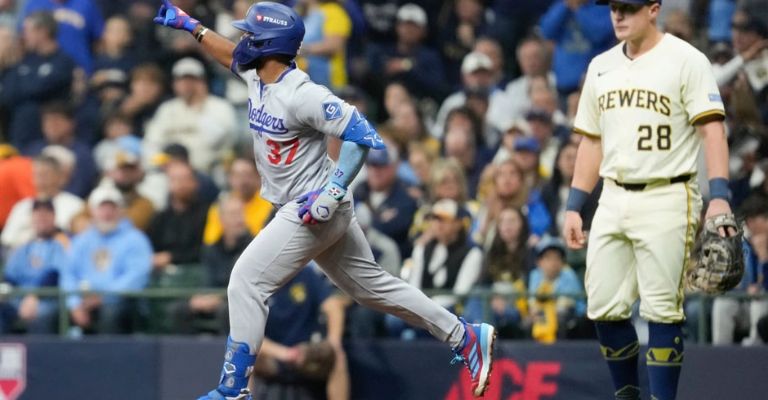 Teoscar recorre las bases después de su jonrón