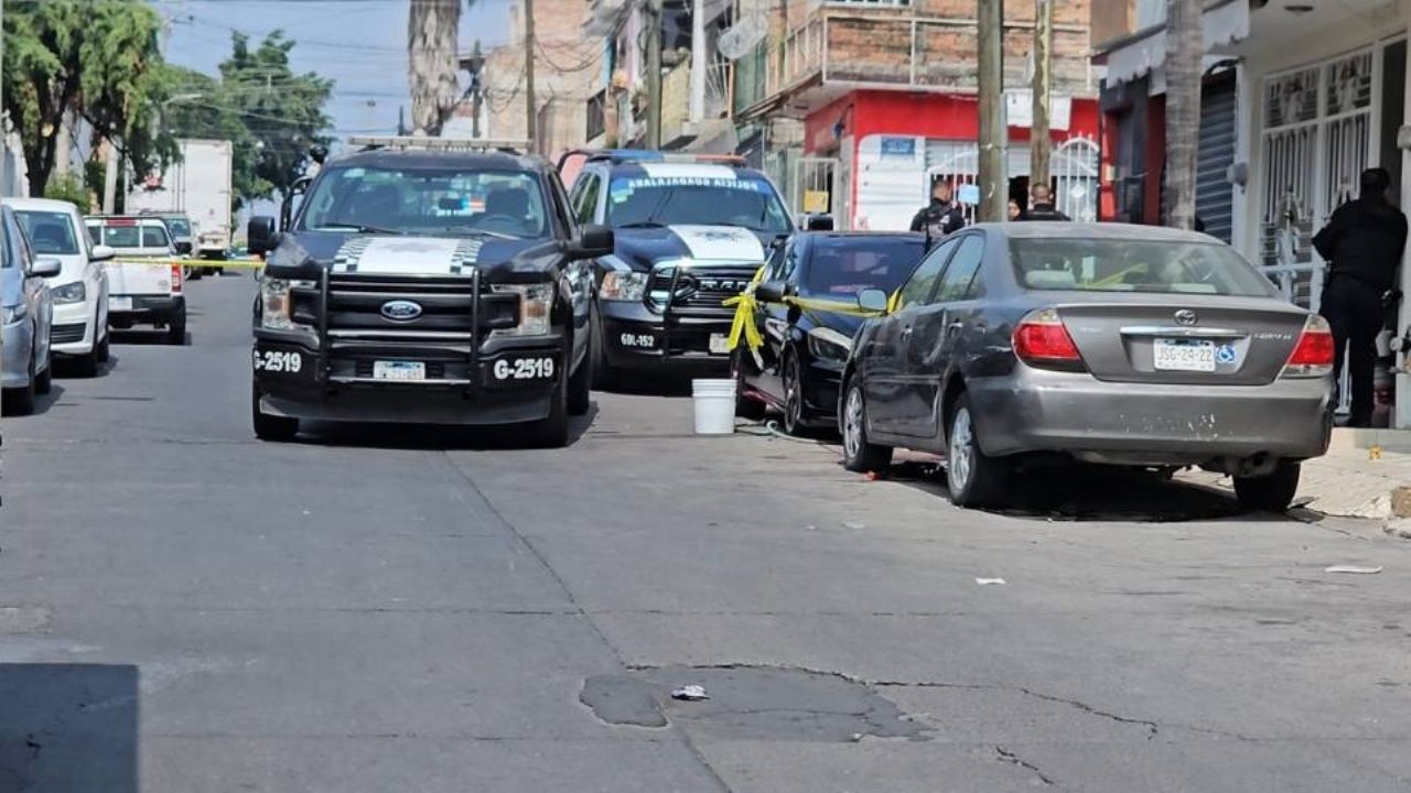 Le dieron tres balazos: Sicarios ejecutan a joven mientras lavaba su auto en Guadalajara