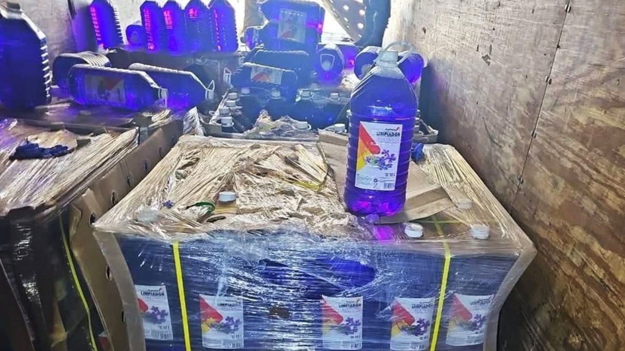 Cae chofer de tráiler en Sonora con más de mil litros de crystal disfrazados de limpiador