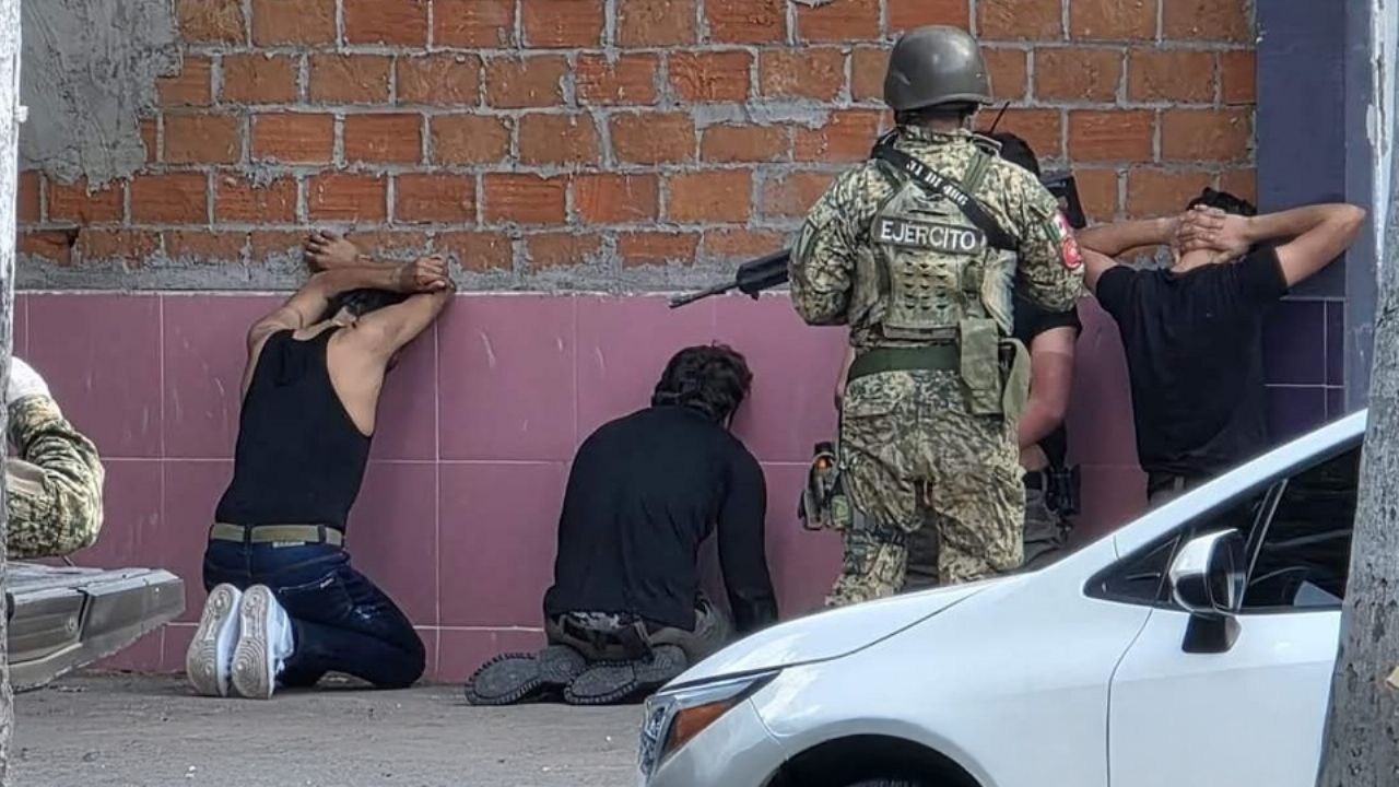 Sicarios asesinan a balazos a dos policías de Culiacán; persecución deja cuatro detenidos