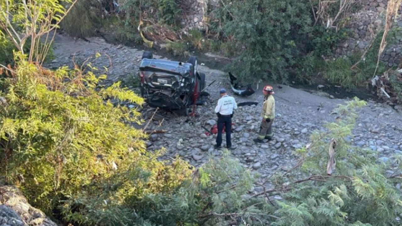 Hombre resulta prensado tras volcar en canal pluvial de Hermosillo; conducía a exceso de velocidad