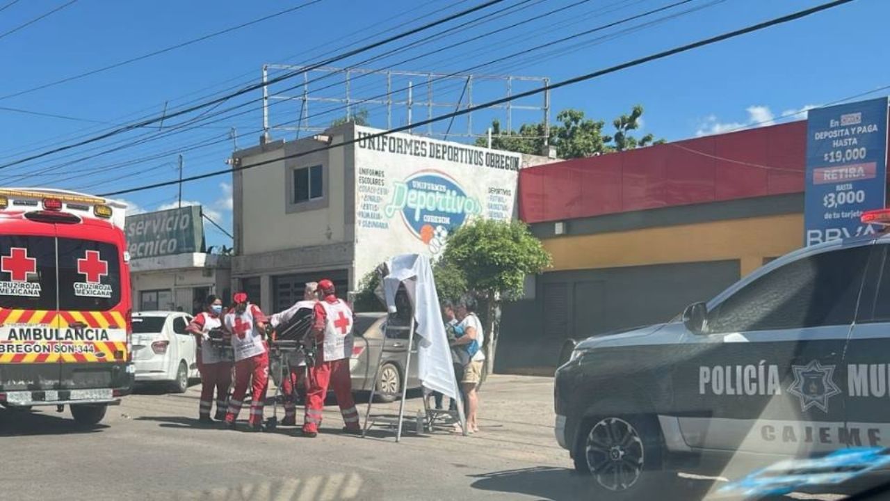 Conductora da reversa y arrolla a adulto mayor en Ciudad Obregón; terminó en el hospital