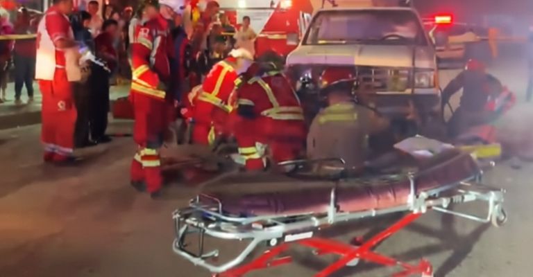 Rescatan a mujer ciclista atrapada bajo vehículo tras ser atropellada en Hermosillo