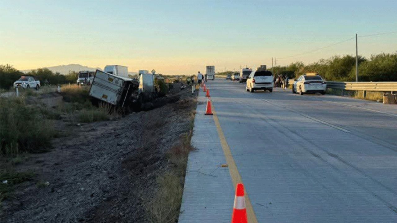Tráiler se sale del camino, vuelca y su carga es saqueada en Guaymas-Ciudad Obregón
