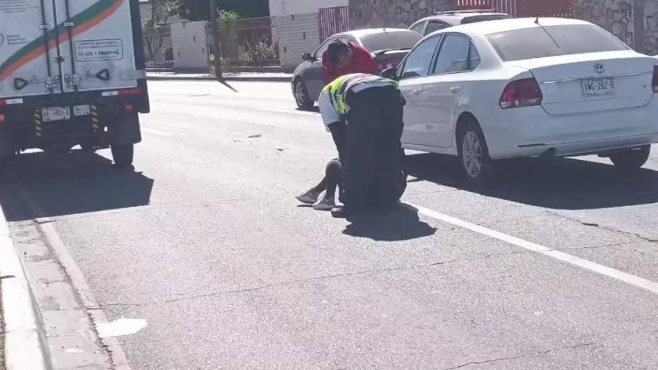 Vehículo golpea y atropella a joven mujer cerca de la Unison en Hermosillo; queda tirada en el pavimento