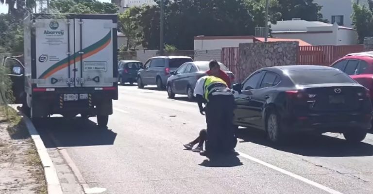 Vehículo golpea y atropella a joven mujer cerca de la Unison en Hermosillo; queda tirada en el pavimento