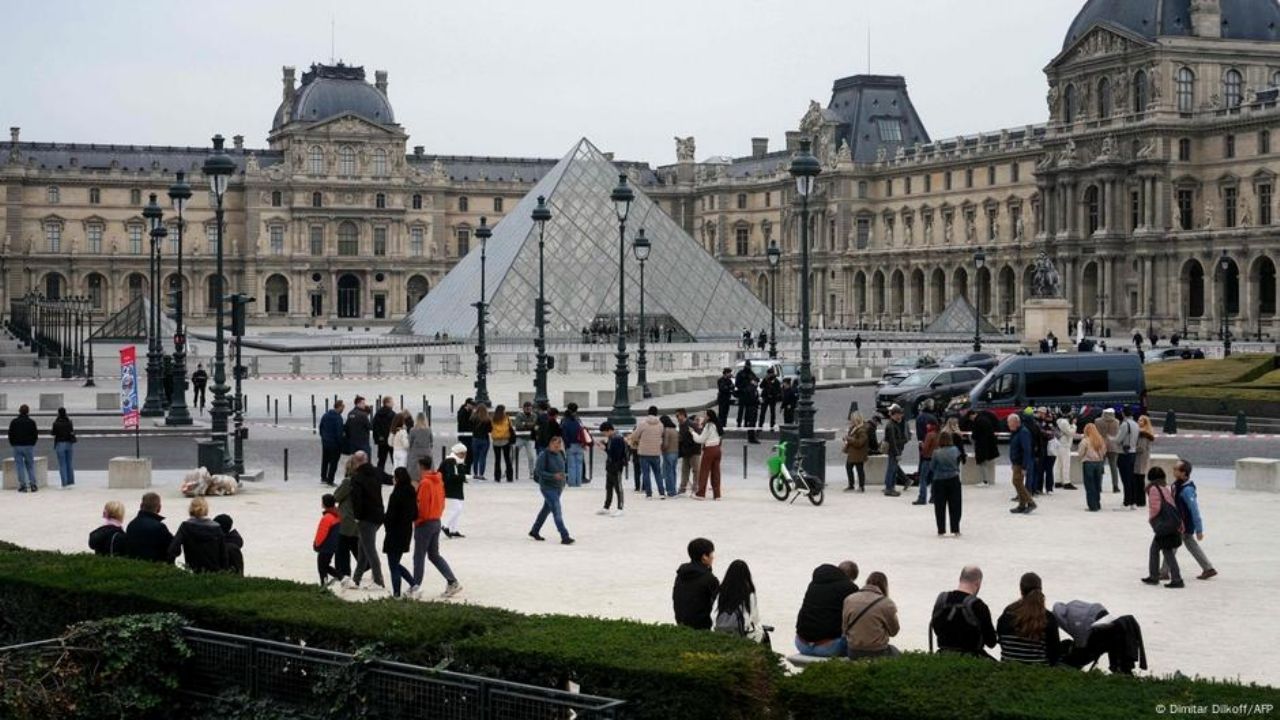 Tras polémico robo millonario, el Museo del Louvre en París vuelve a abrir sus puertas