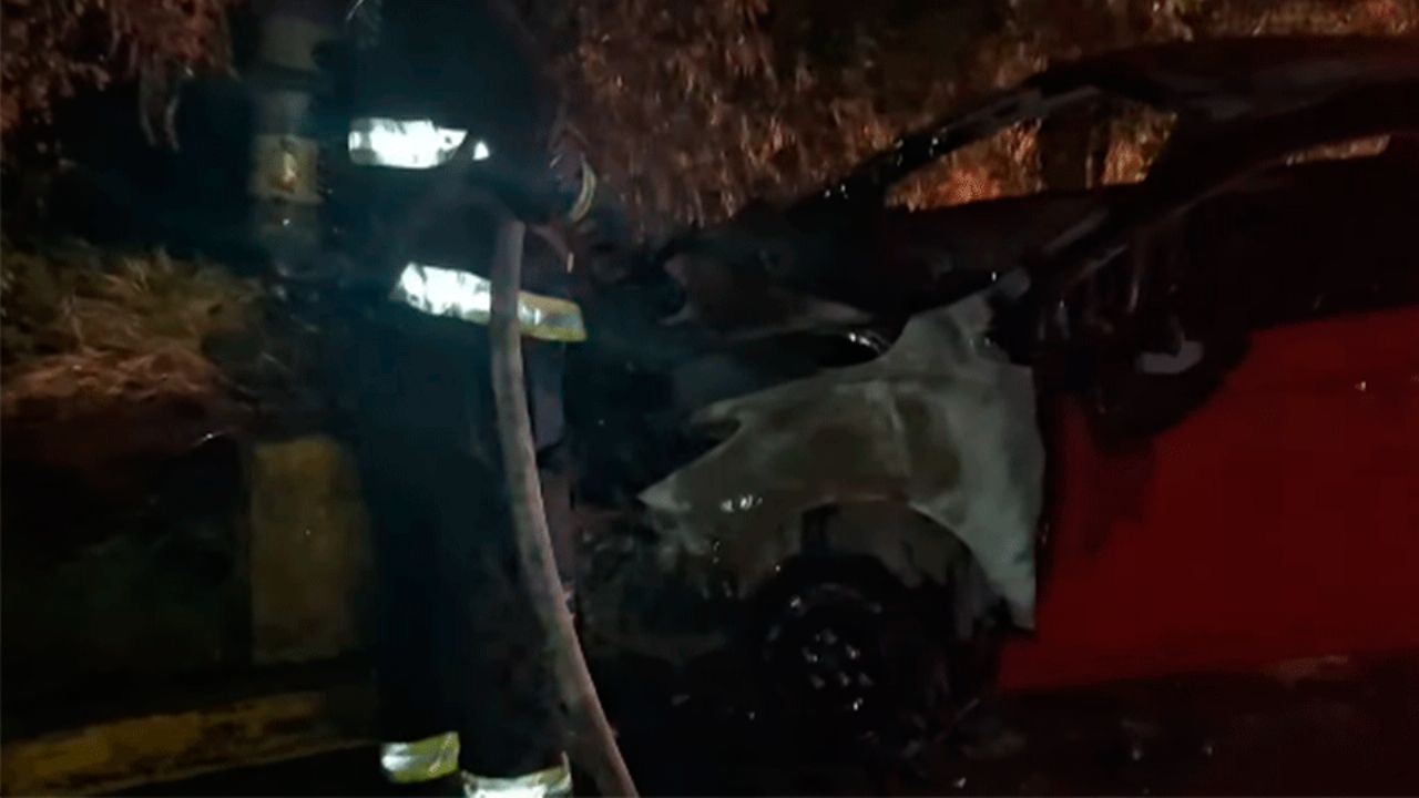 Evitan tragedia en Mazatlán: Pasajeros logran escapar de vehículo envuelto en fuego tras accidente