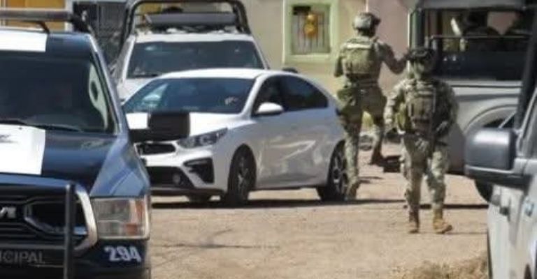 Los sospechosos circulaban a bordo de un automóvil Kia Forte, color blanco y modelo reciente.