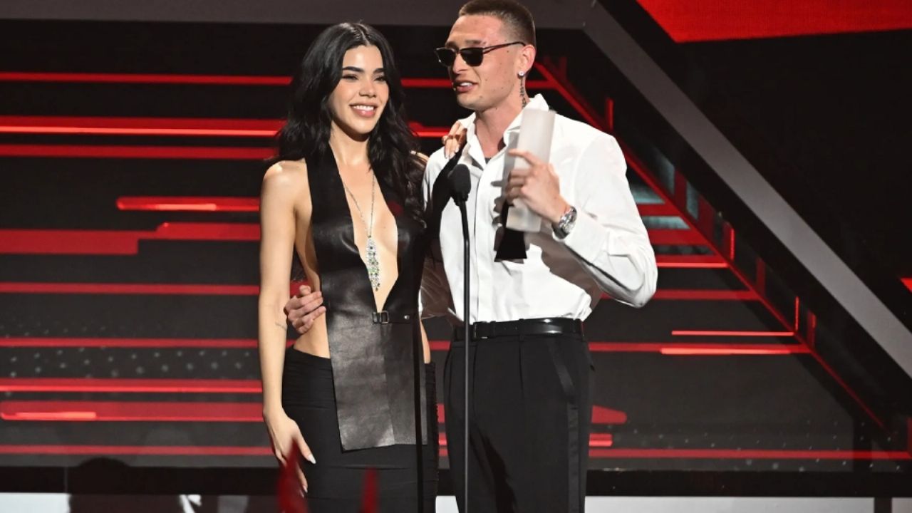 Peso Pluma recibe Premio Billboard Vanguardia de la mano de Kenia Os: “Me ha hecho un mejor todo”