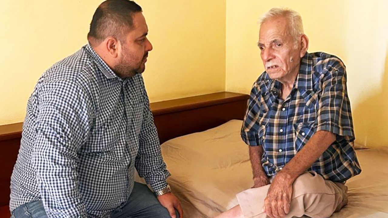DIF Navojoa rescata a don Ángel, adulto de 80 años que vivía en soledad y abandono en su hogar