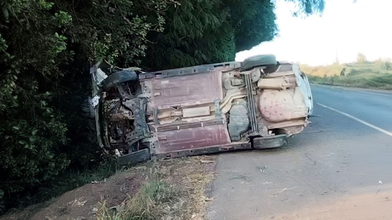 Accidente en el Valle del Yaqui: Sufre conductor lesiones tras volcar su auto en la Meridiano