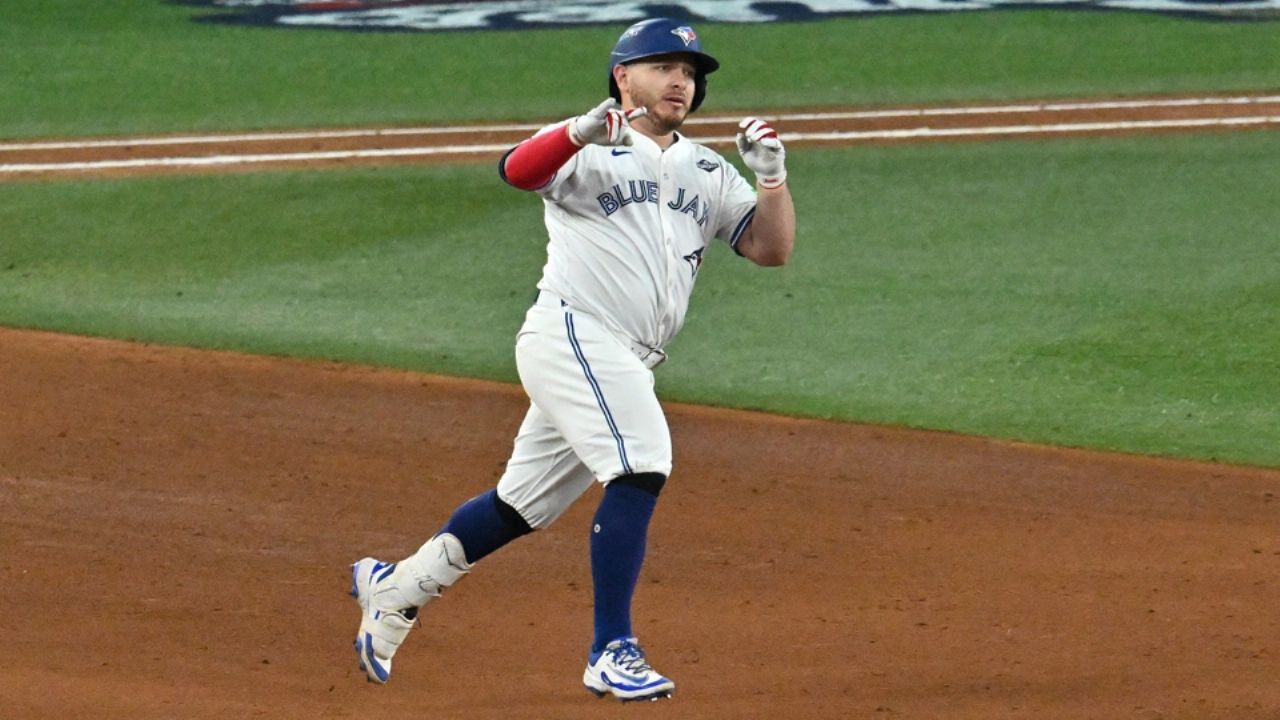 Alejandro Kirk hace historia en la Serie Mundial; impone récords para mexicanos en ‘Clásicos de Otoño’