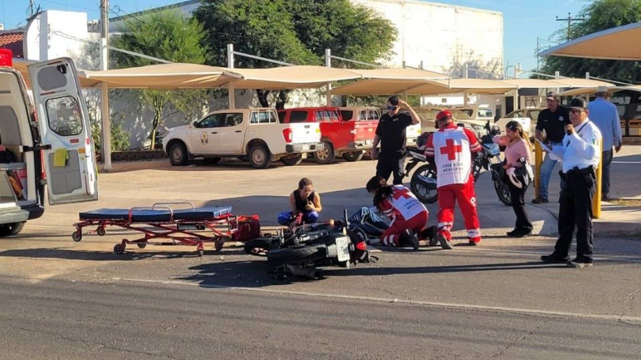 Motociclista sufre fractura expuesta tras aparatoso accidente al poniente de Hermosillo