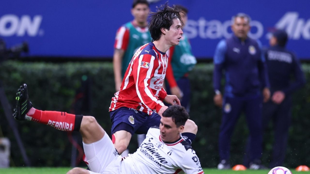 Encienden alarmas en Chivas; Diego Campillo sufre fractura y se perderá el resto del Apertura 2025