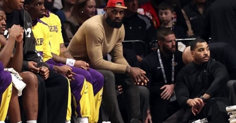 LeBron no ha podido jugar por una lesión en la ciática