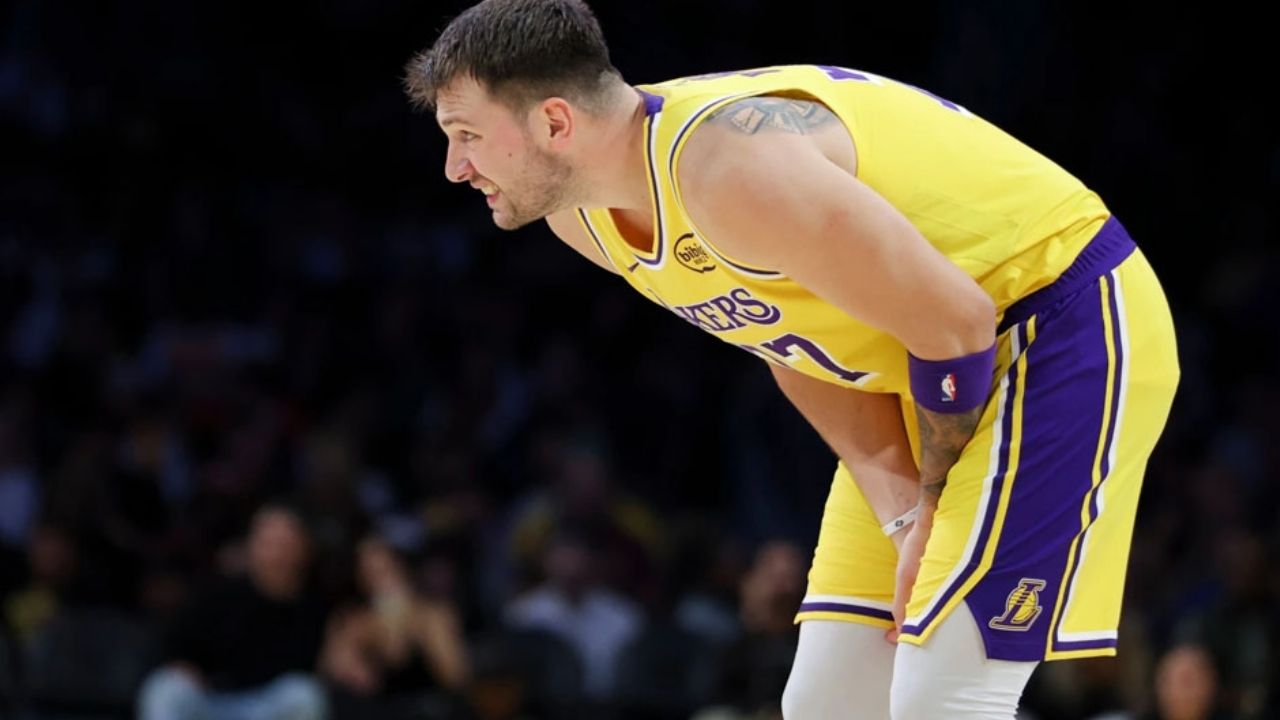 Duro golpe a Lakers, Doncic se lesiona y estará fuera por al menos una semana
