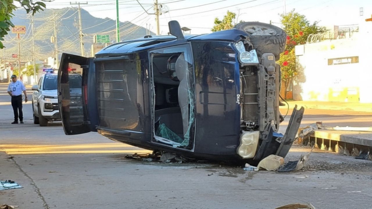 Conductor termina en el hospital tras protagonizar aparatosa volcadura al sur de Hermosillo