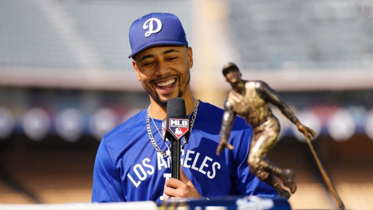 Mookie Betts gana el Premio Roberto Clemente por su trabajo humanitario