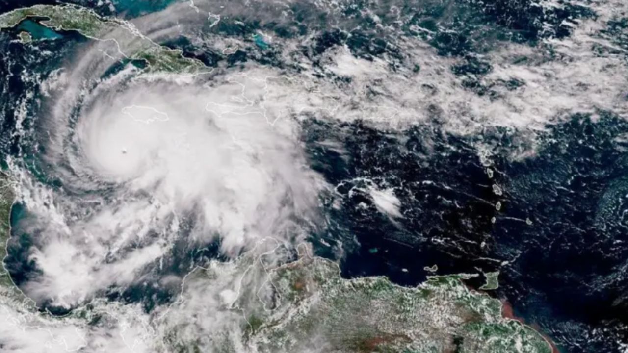 ‘Melissa’ toca tierra en el suroeste de Jamaica como huracán de categoría 5