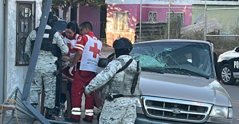 Paramédicos de Cruz Roja auxiliaron al hombre lesionado, identificado preliminarmente como Leonel 'N'.