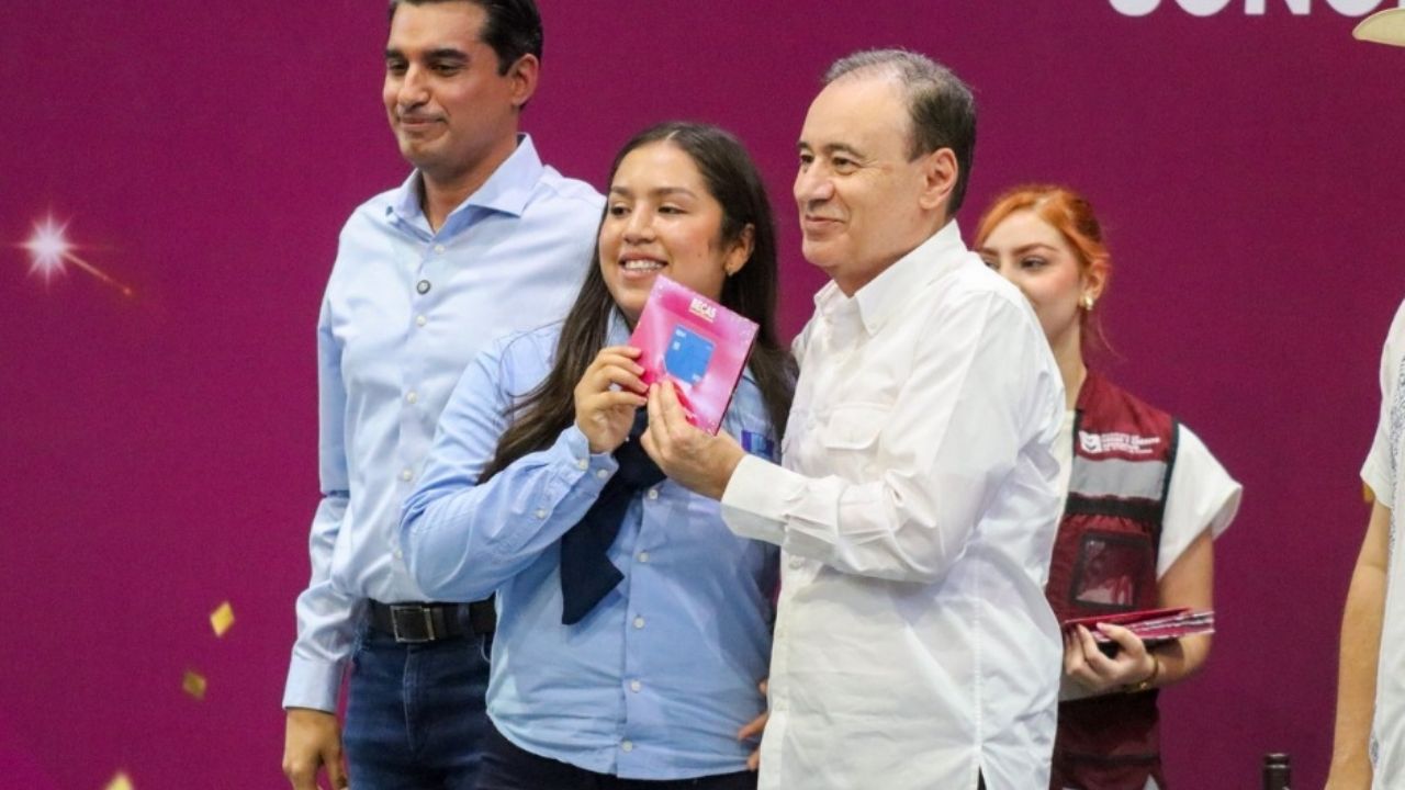 Alfonso Durazo entrega más de cuatro mil becas universitarias en Navojoa