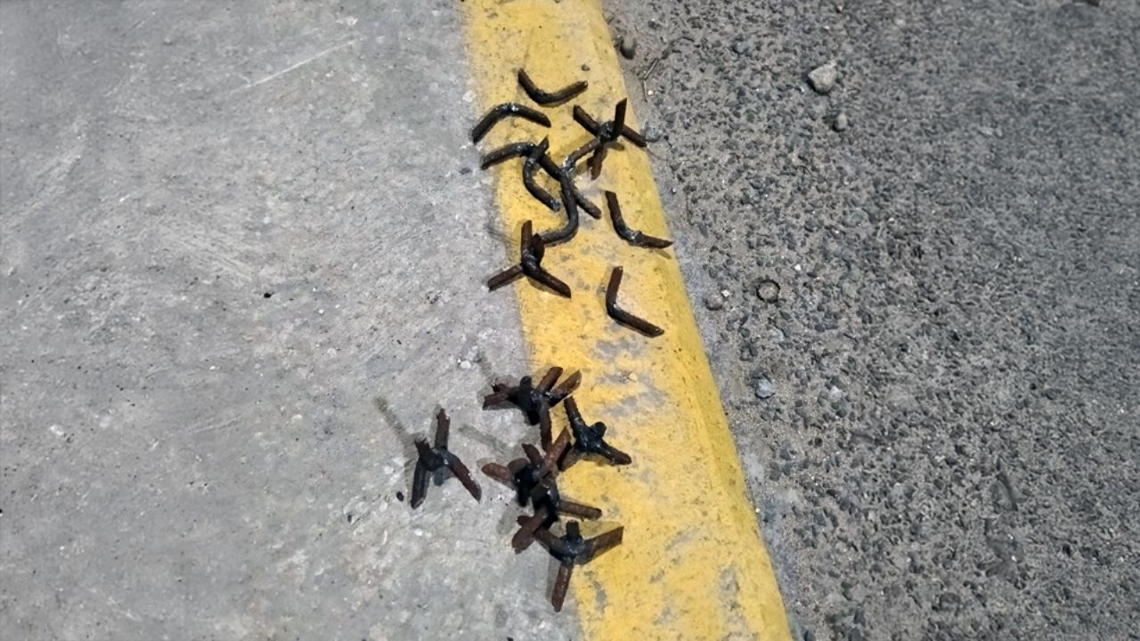 Arrojan ponchallantas en calle 200 de Ciudad Obregón; una patrulla y varios autos afectados