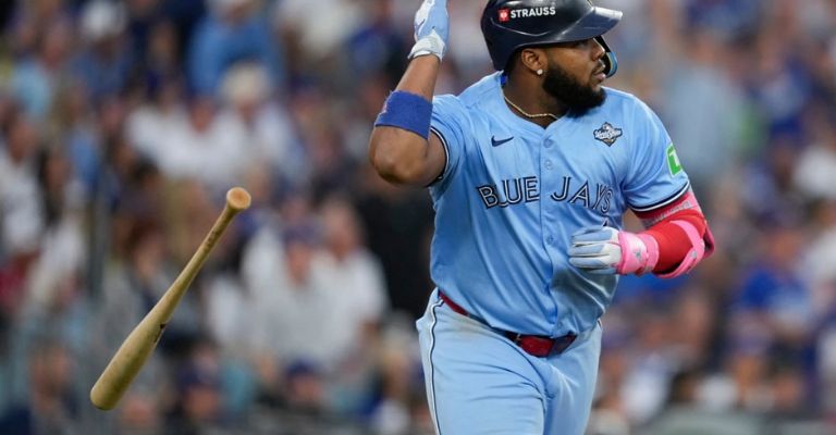 Vladimir arroja el bate después de su cuadrangular