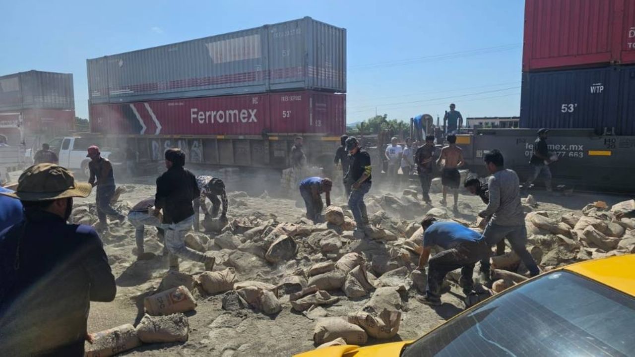 Tren embiste a camión cargado de cemento que intentó ganarle el paso; se registra rapiña