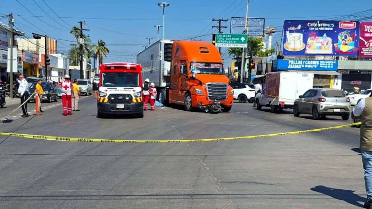 Tenía 22 años: Una joven motociclista muere tras ser arrollada por un tráiler en Mazatlán