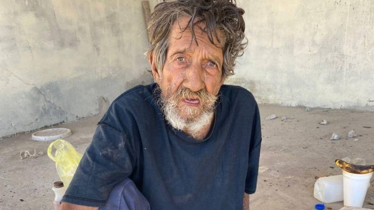 Buscan a su familia: Vive en situación de calle en Ciudad Obregón y no puede caminar