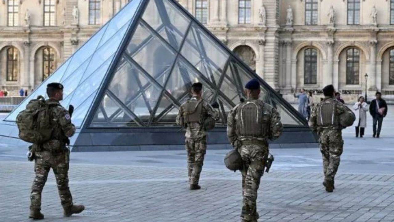 Robo MILLONARIO en el Museo del Louvre de París: Arrestan a 5 nuevos implicados en el caso
