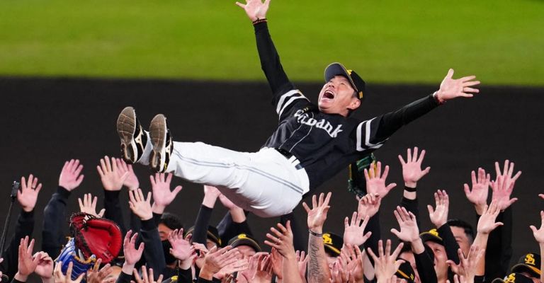El manager de los Hawks es lanzado al aire durante los festejos