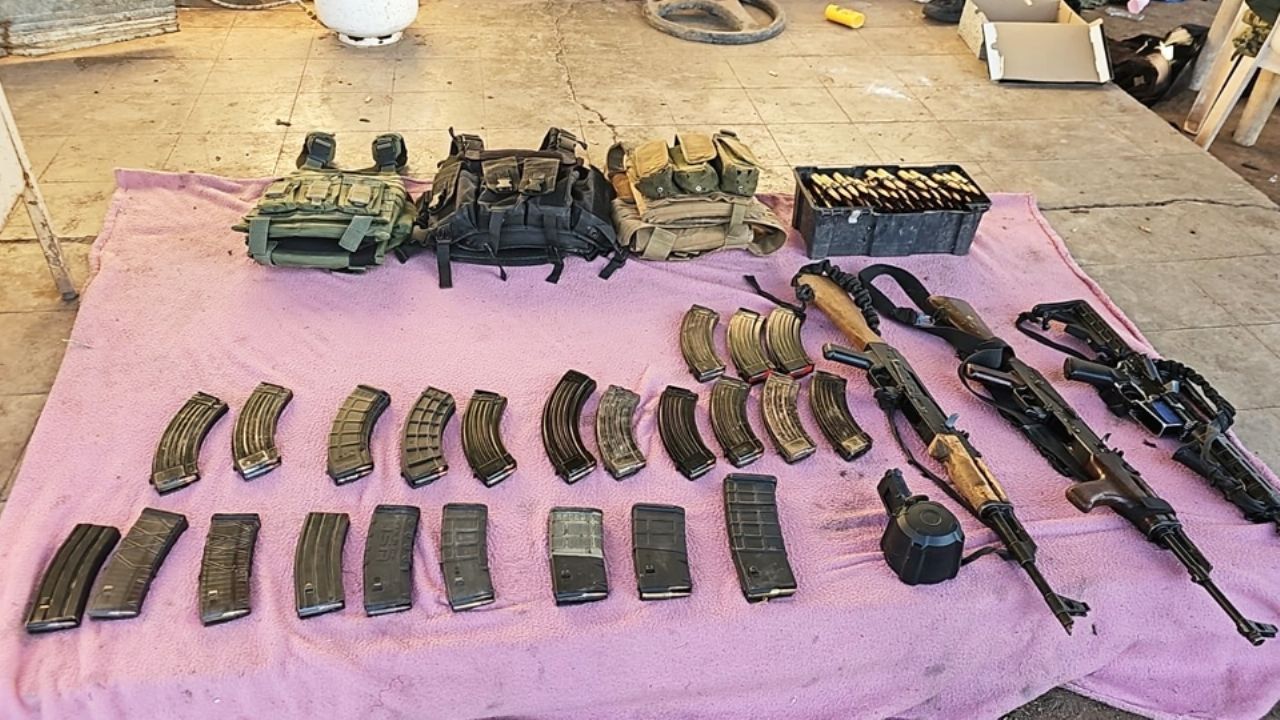 ‘Revientan’ casa de seguridad en Rosario Tesopaco; detienen a ocho con armas y explosivos