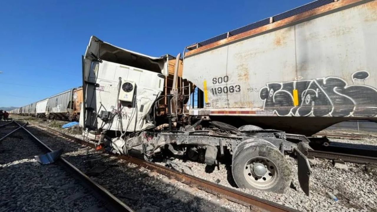 Muere chofer de tráiler tras ser arrollado por el tren en Nuevo León; intentó ganar el paso