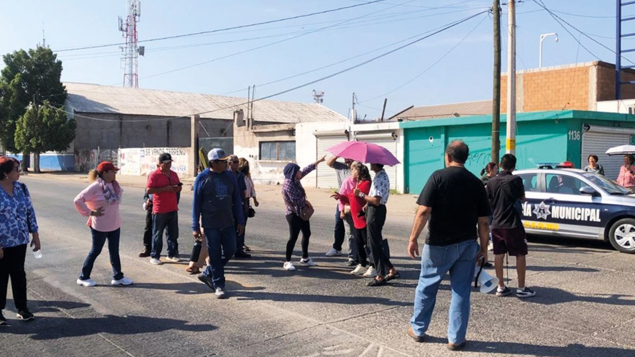 Vecinos de la colonia Benito Juárez en Ciudad Obregón bloquean calles por crisis de drenajes colapsados