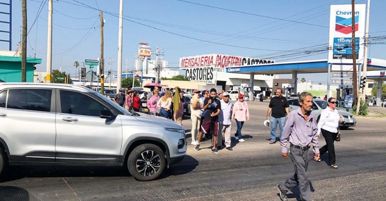 Ciudad Obregón: Vecinos de la colonia Benito Juárez bloquean calles por mal estado de drenaje y vialidades
