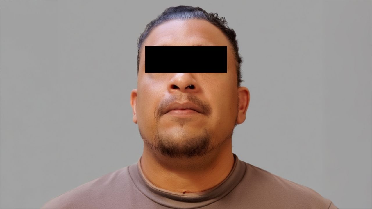 Policías lo detuvieron por alterar el orden público y resultó con orden de arresto en Nogales