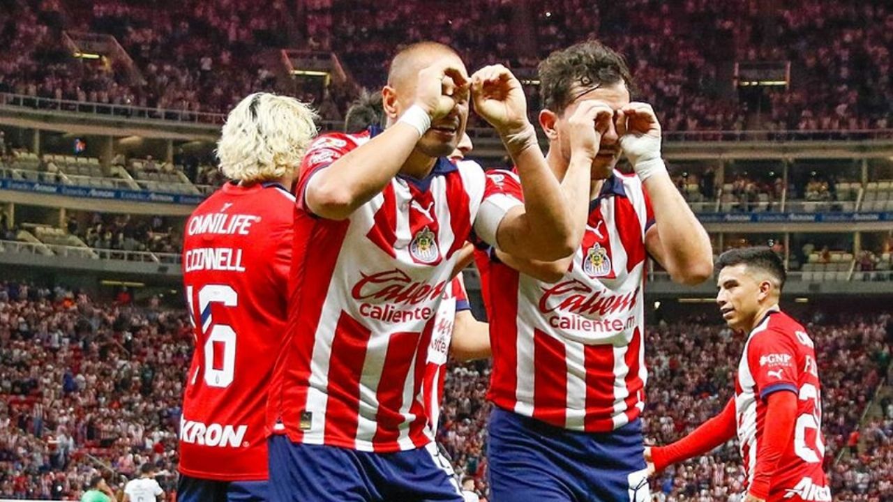 ‘Chicharito’ Hernández y Alan Mozo regresan a las canchas; fueron convocados por Chivas del Guadalajara