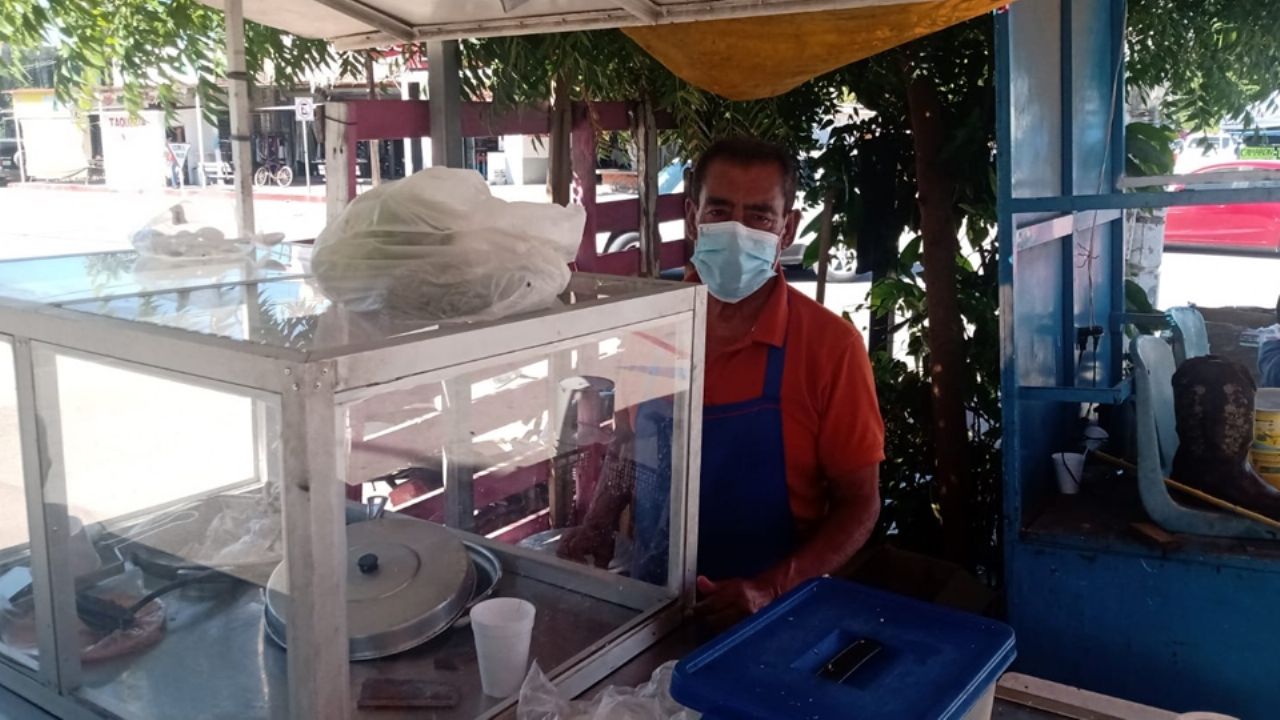 Chuy Mares mantiene la tradición con su puesto de tacos de cabeza en Empalme