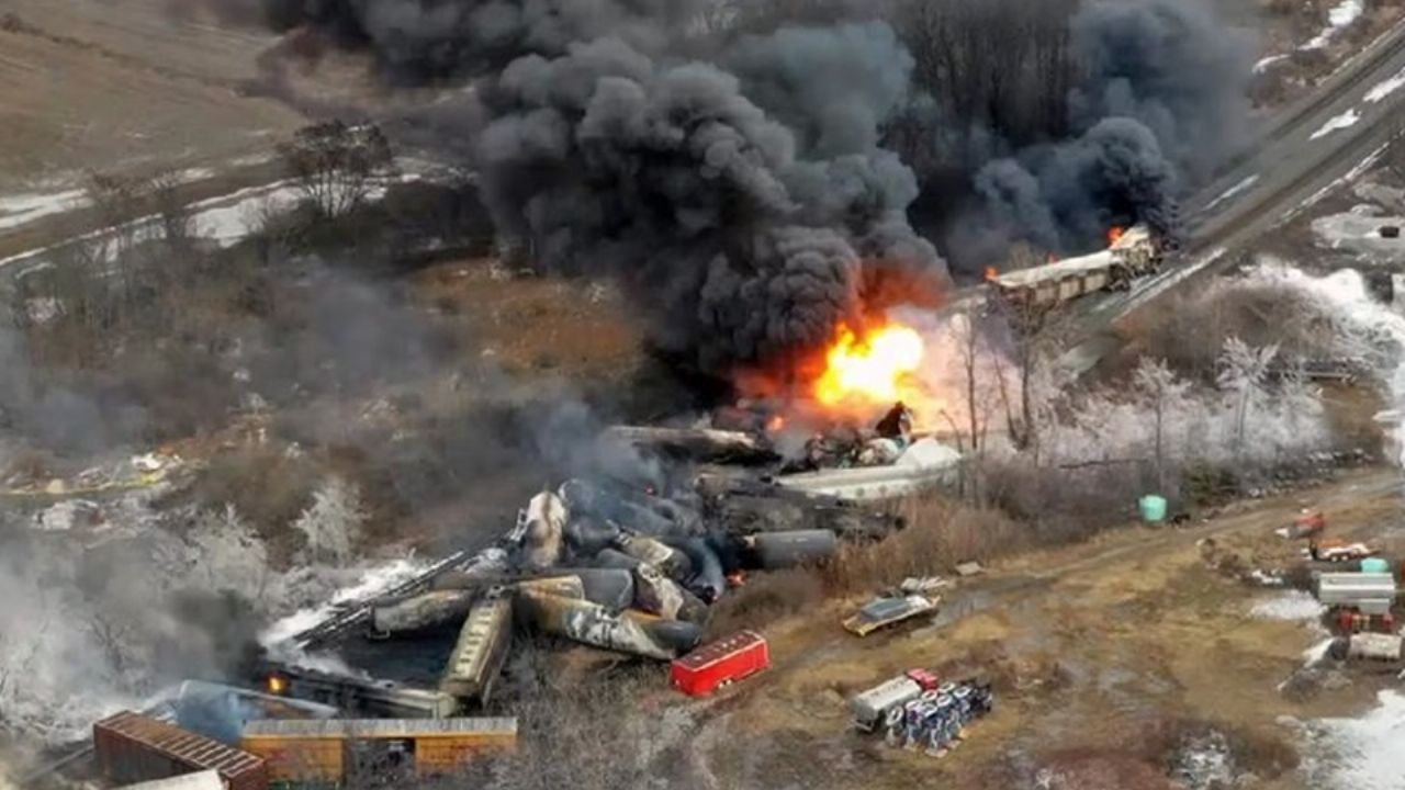 Tren cargado con químicos se descarrila y se incendia en Hidalgo; hay un hombre desaparecido