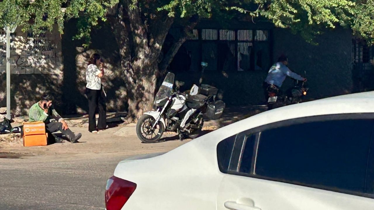 Motociclista repartidor de comida es embestido por camioneta en pleno centro de Ciudad Obregón