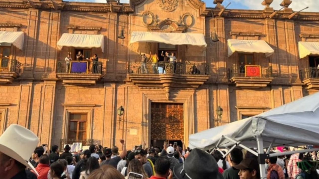 Manifestaciones por asesinato de Carlos Manzo dejan ocho personas detenidas en Morelia